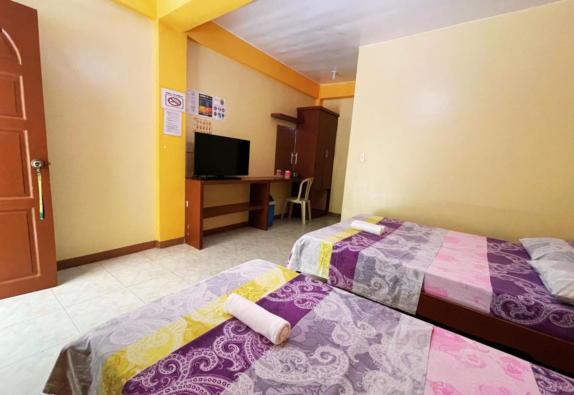 White Beach Hotel Puerto Galera Powered By Cocotel Pokoj fotografie